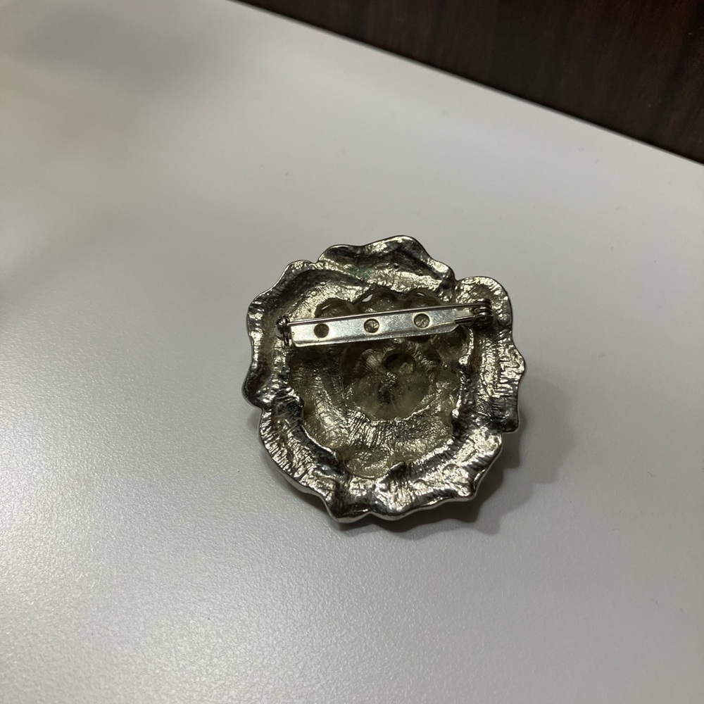 Chic Rhinestone Flower Brooch - Picture 2 of 2